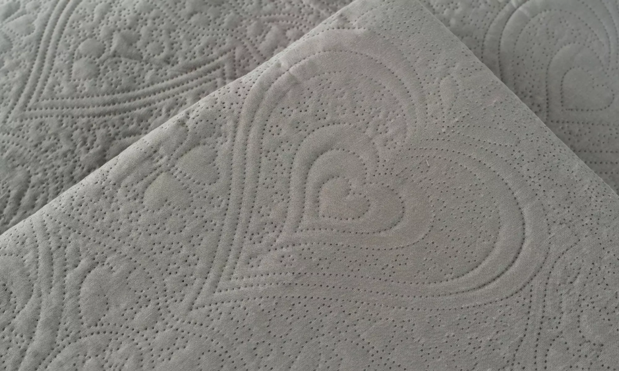 Gewatteerde sprei met kanten ruches