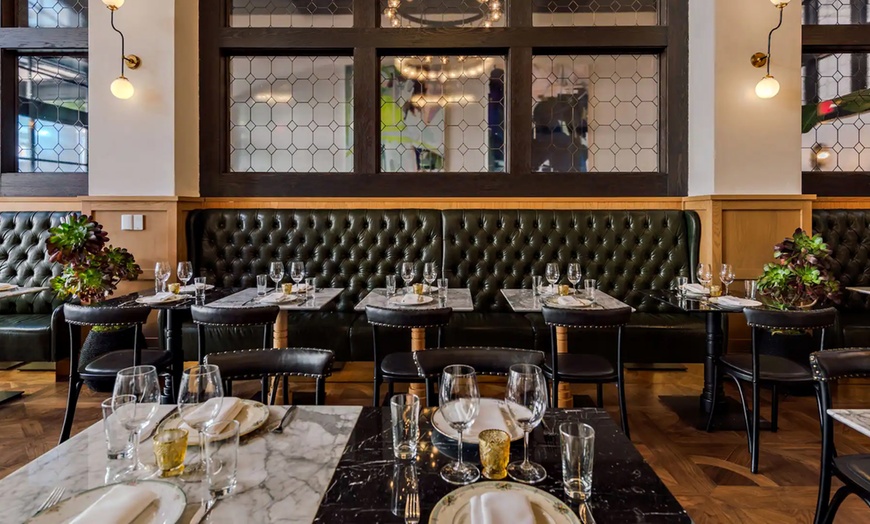 Image 2: Spacious 4* Hotel in Downtown Los Angeles