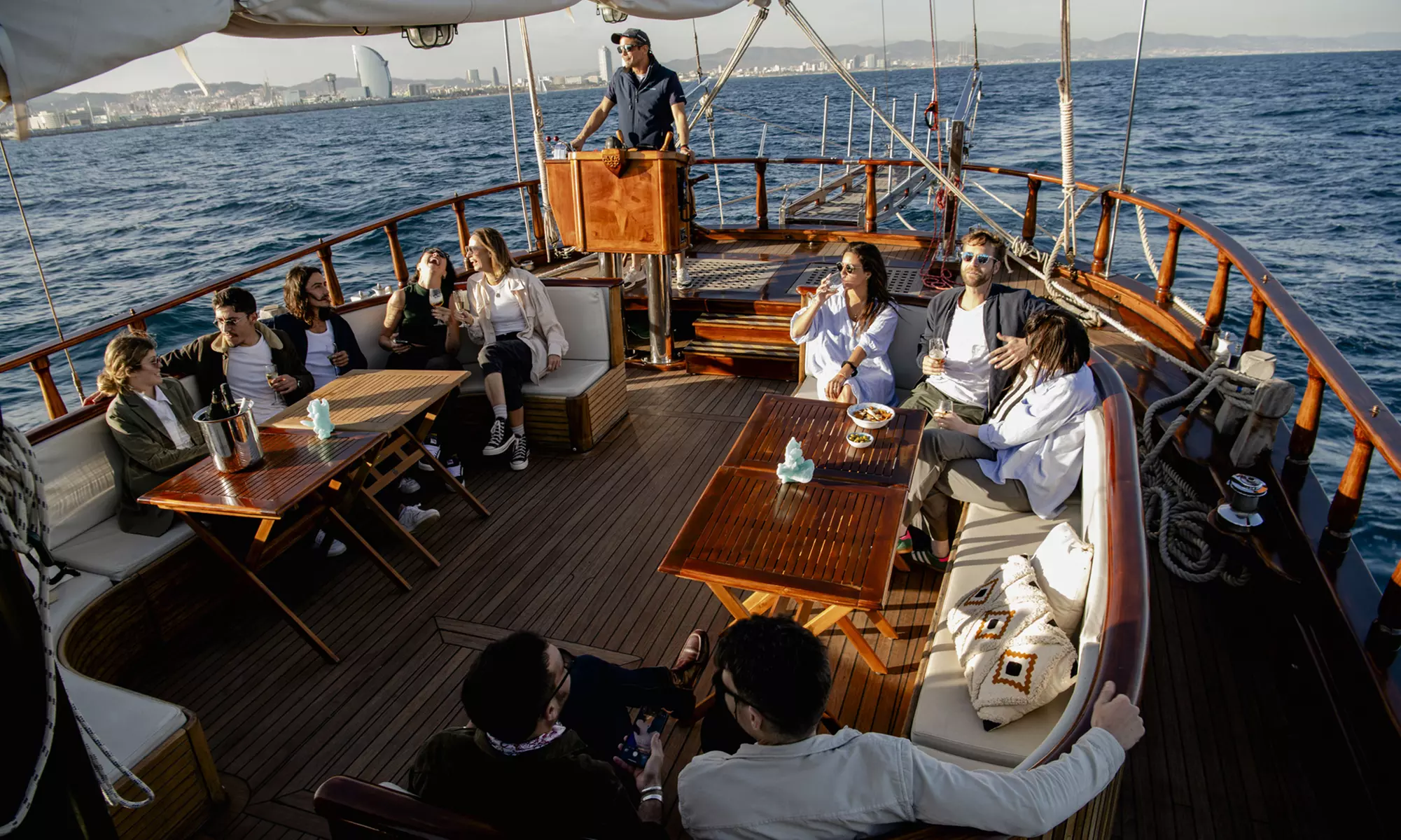 Paseo en barco de madera con snacks y bebidas para 1 o 2 personas