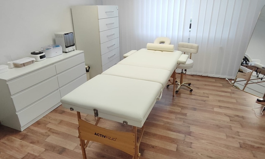 Image 2: Glow Facial Deluxe: Spa-Treatment, Peeling oder Microneedling