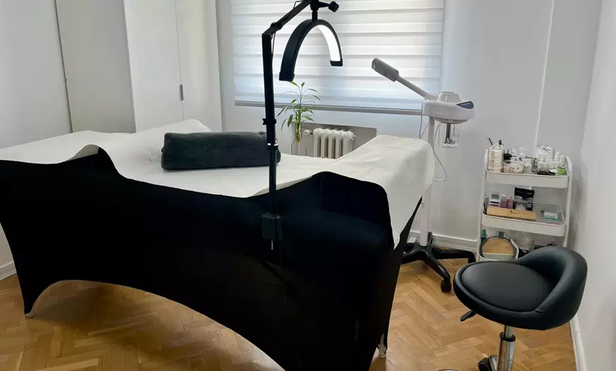 Image 14: Manicura, pedicura o uñas gel con esmaltado clásico o semipermanente 