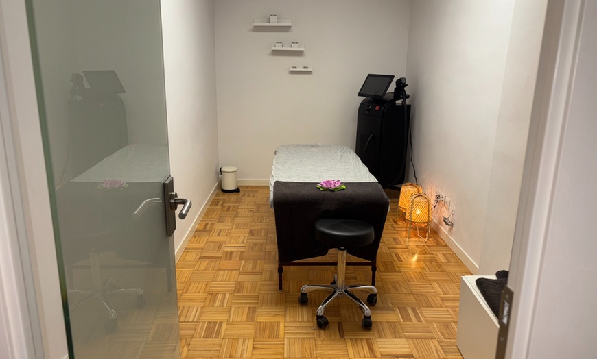 Image 2: Facial a elegir: vitamina C, antiaging, antiacné o aparatología 