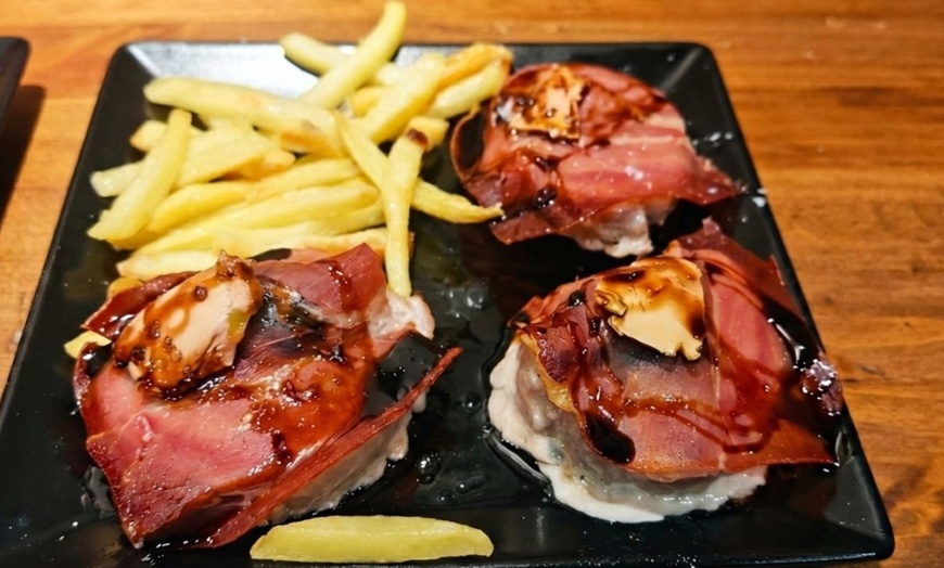 Image 2: Menú familiar para 2, 3 o 4 personas con postre, café y agua