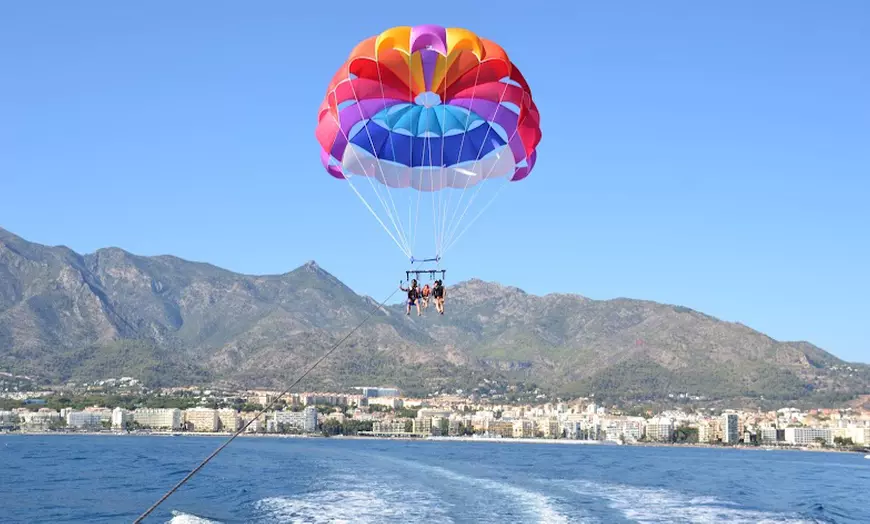 Image 1: Paseo en parasailing para 2 o 3 personas 