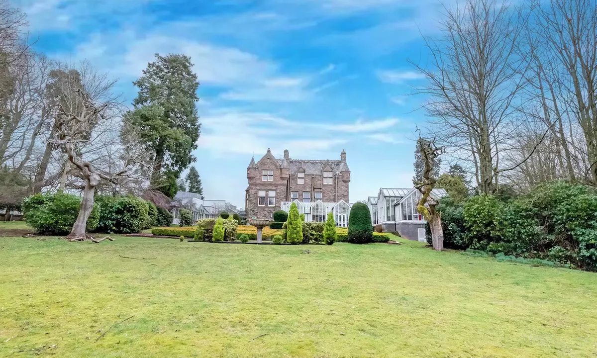 Dundee: Elegant 4* Stay with Breakfast & Dinner