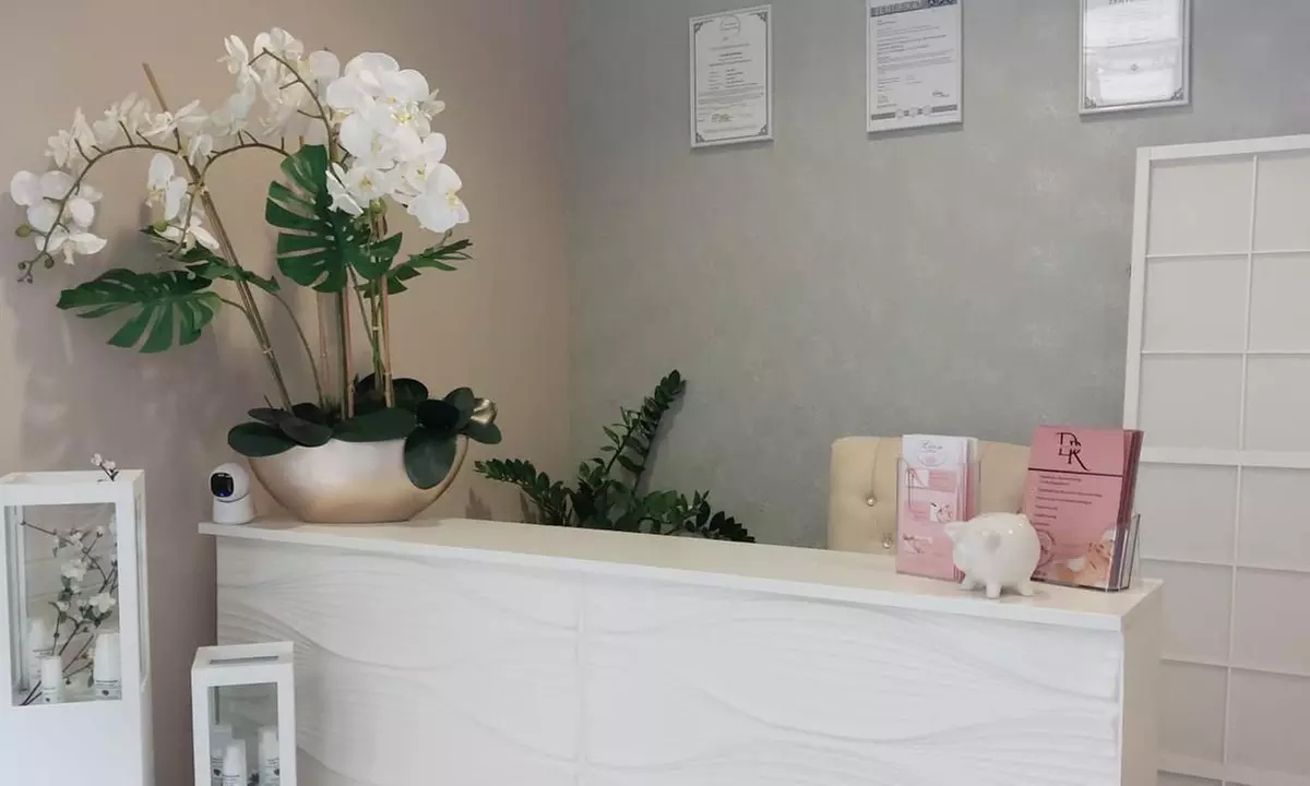 Gesichtsbehandlung mit Bedampfung / Anti-Aging-Pflege / Radiofrequenz