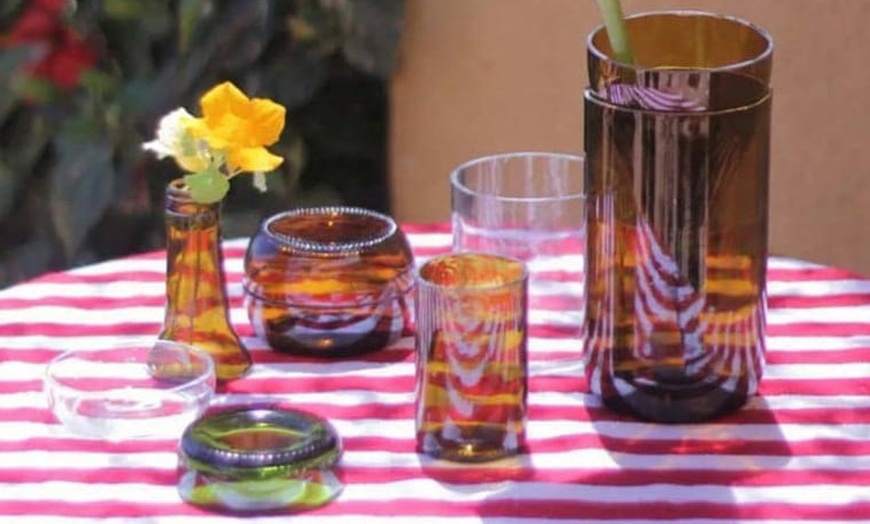 Image 1: Experiencia de joyería, corte de botellas o botánica en cristal y vino
