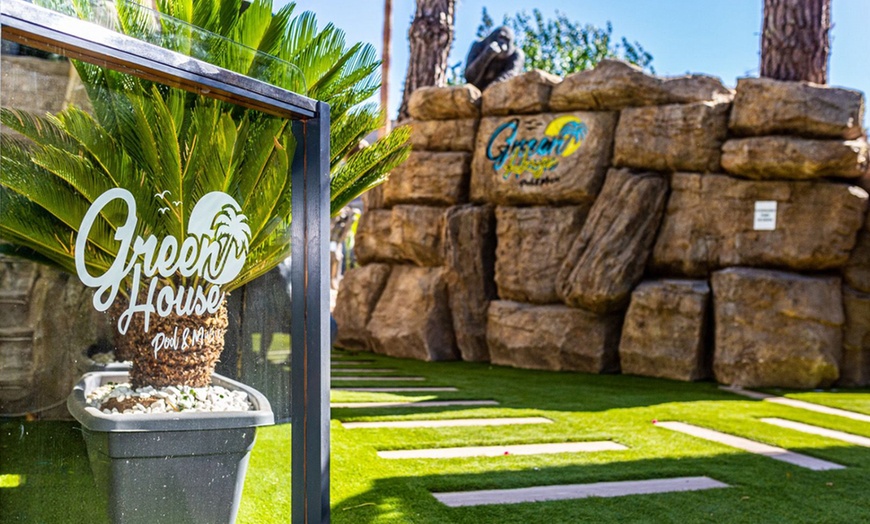 Image 2: Acceso a beach club con música y consumición para 1, 2 o 4 personas