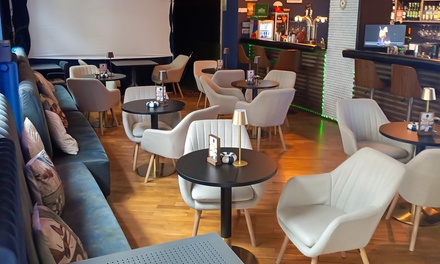 Stolik dla 2 osób + gra na symulatorze golfa (1-1,5 godz.) + 2 dowolne drinkami (klasyki lub koktajle autorskie)