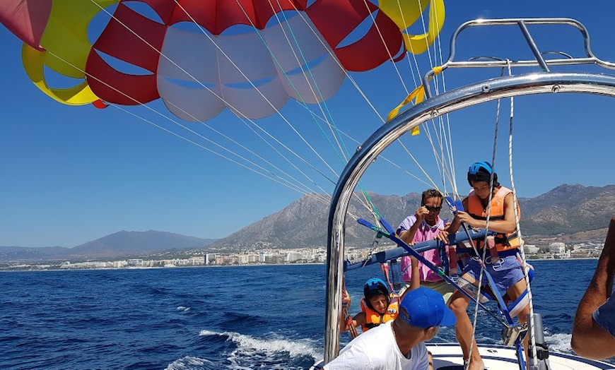 Image 2: Paseo en parasailing para 2 o 3 personas 