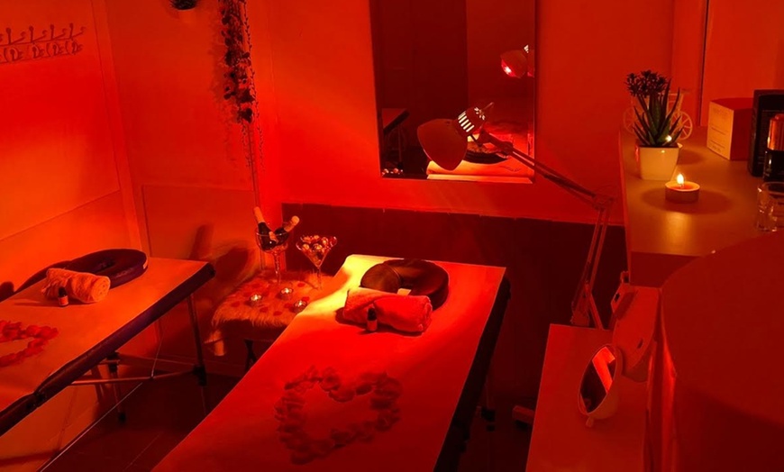 Image 2: Ritual de masaje en pareja de 1 hora con aromaterapia, cava y bombones
