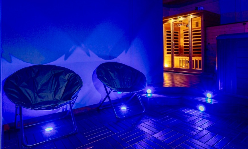 Image 4: Masaje en pareja de 45 o 60 minutos con opción a hidromasaje y sauna