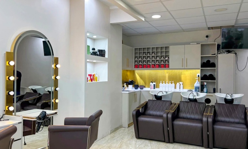 Image 3: Haarschnitt, Ansatzfarbe oder intensive Repair-Haarkur für 1 Person