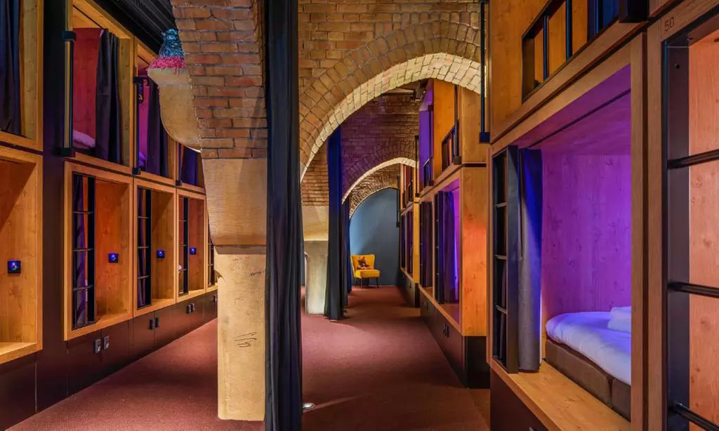 Amsterdam: tweepersoonskamer of pod met ontbijt