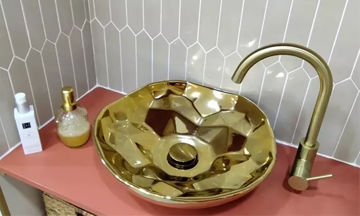 Pose de vernis semi-permanent couleur à Divines