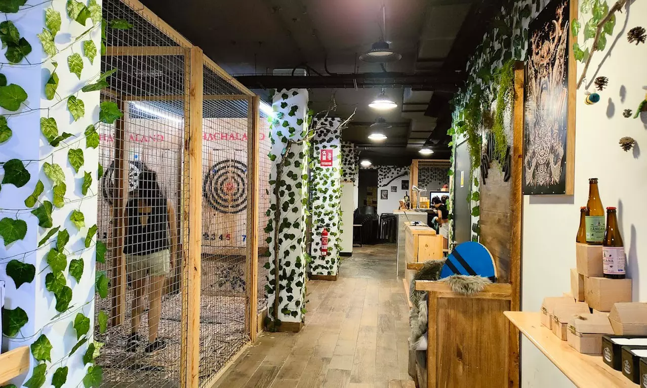 Tiro de hachas para 2 o 4 personas entre semana o finde