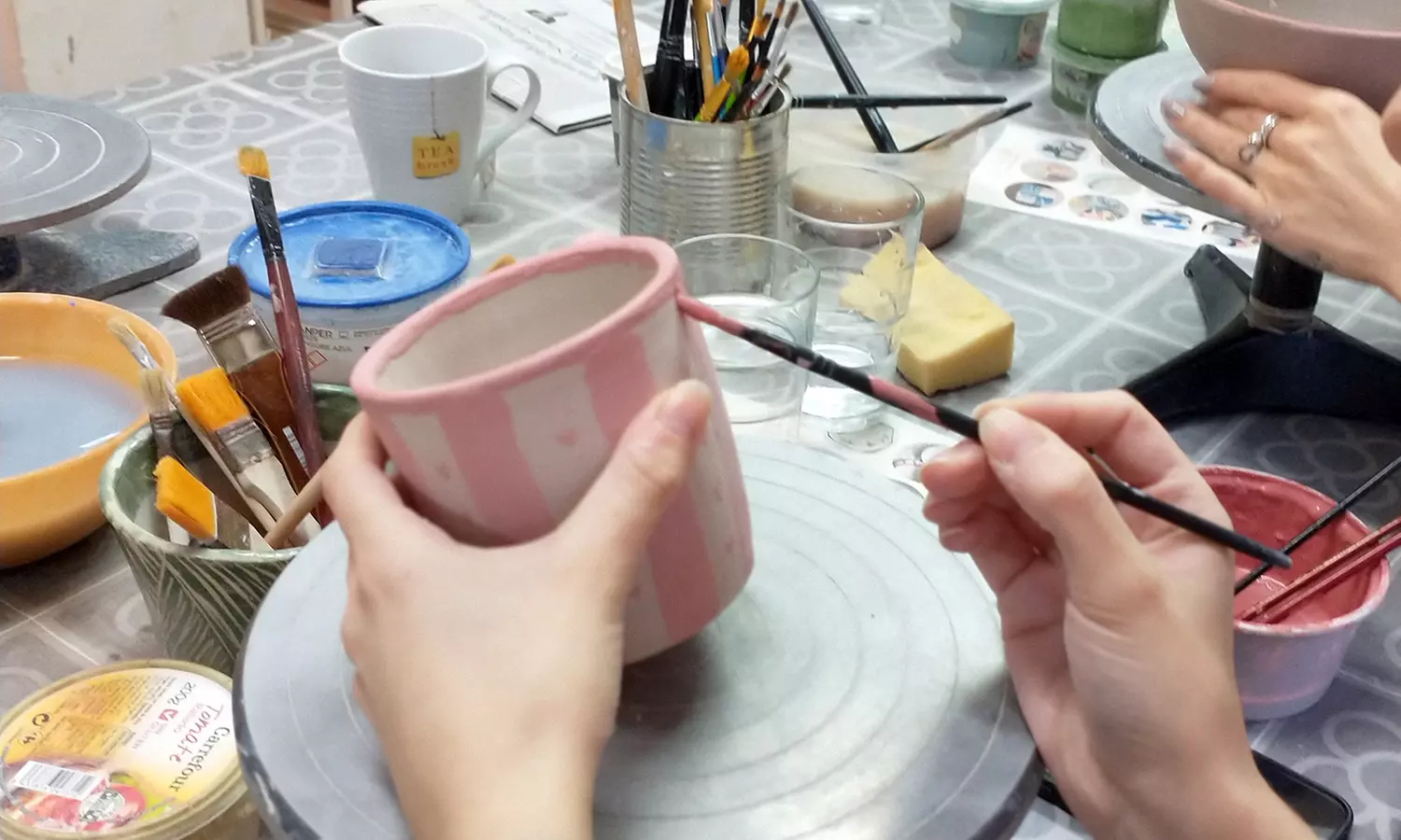 ¡Taller de pintura en cerámica con bebidas para 1 o 2 personas!