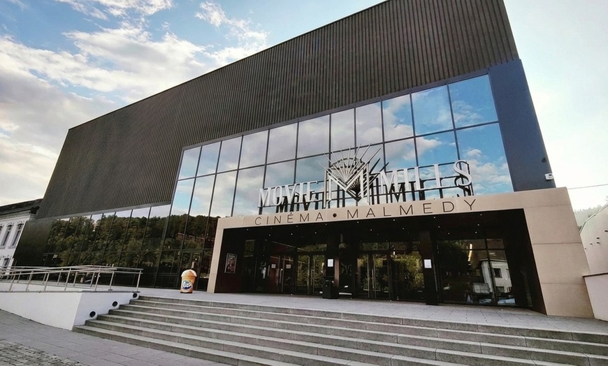 Image 2: Une place de cinéma avec popcorn pour découvrir les films du moment