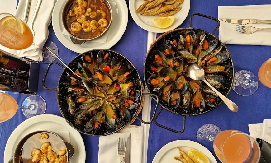 Image 11: Menú de mariscada o parrillada de carne con entrante, bebida y café