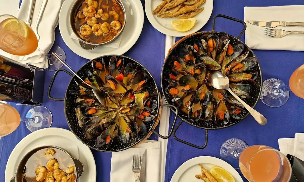 Menú de mariscada o parrillada de carne con entrante, bebida y café