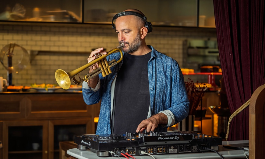 Image 20: Brunch ilimitado con bufé libre de comida y bebida para 2 o 4 personas