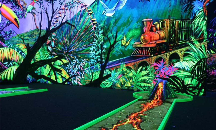 Image 4: 3D-Schwarzlicht-Minigolf inkl. Leihbrille für bis zu 4 Personen