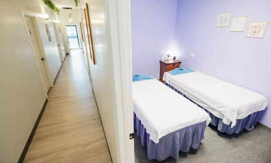 Image 4: Couples 60-Minute Swedish or Deep Tissue Massage with Hot-Stone & More