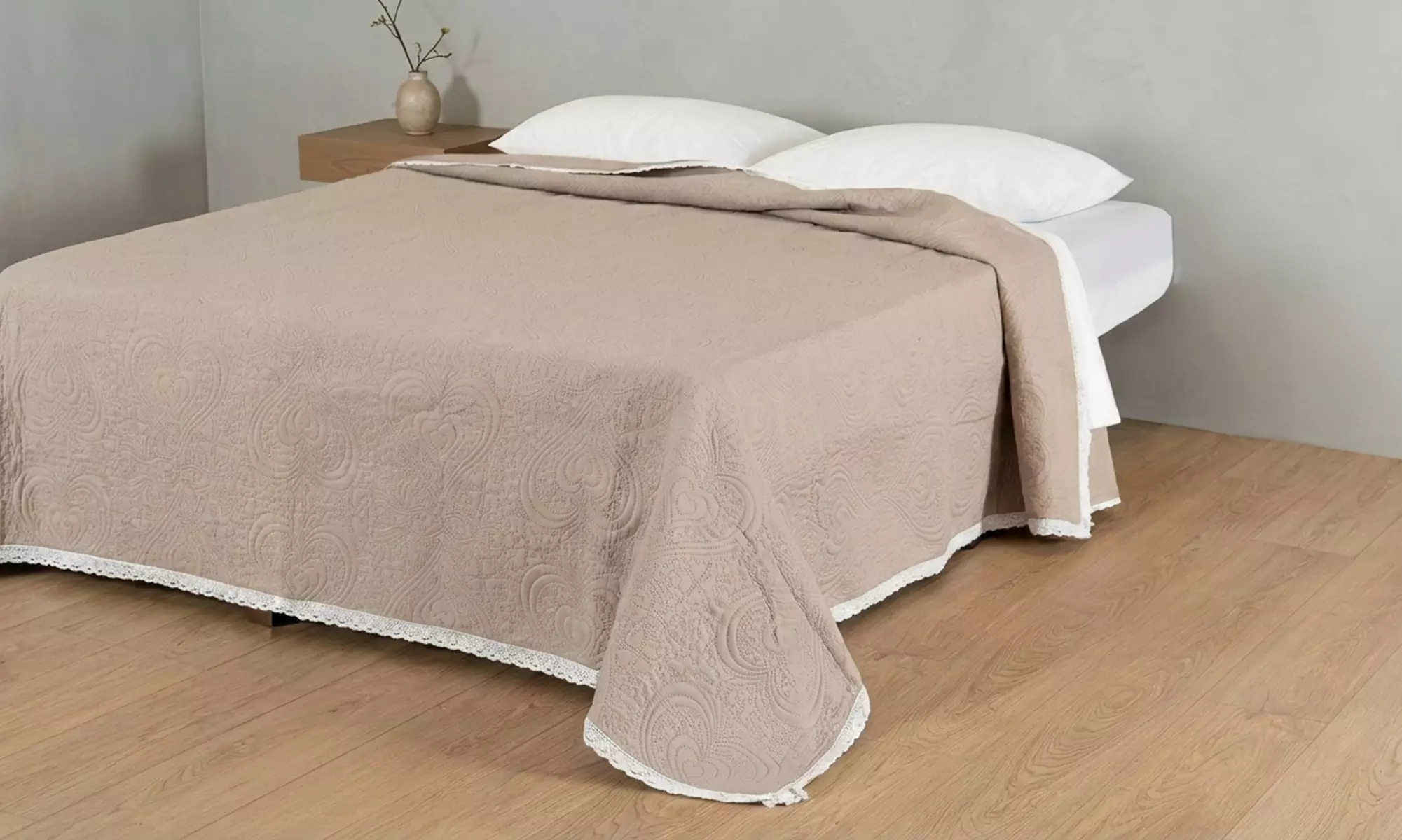 Copriletto trapuntato matrimoniale con balze in pizzo, disponibile in 2 colori - Primary Image