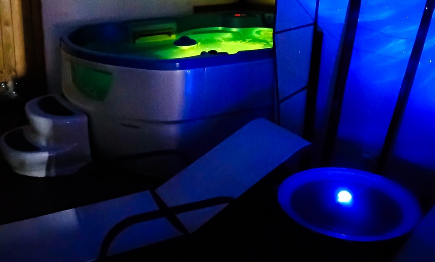 Image 2: Spa privado en pareja con cóctel o botella de cava y bombones 