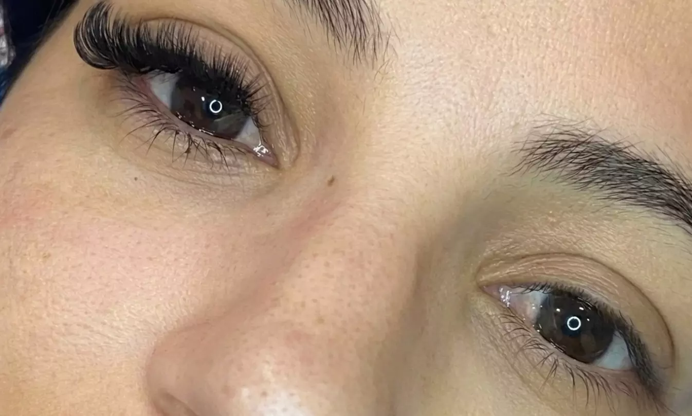 Extensiones de pestañas pelo a pelo con volúmenes clásico, 3D y Mega