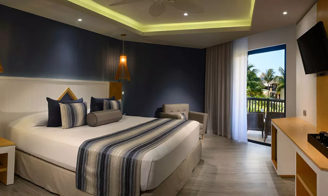✈3 or 5 Night All-Incl. Catalonia Riviera Maya Trip from Travel by Jen