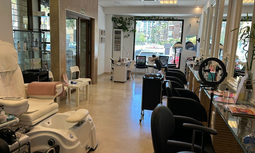 Image 6: Masajes relajante, corporal con velas y de cabeza indio en NH Clínicas