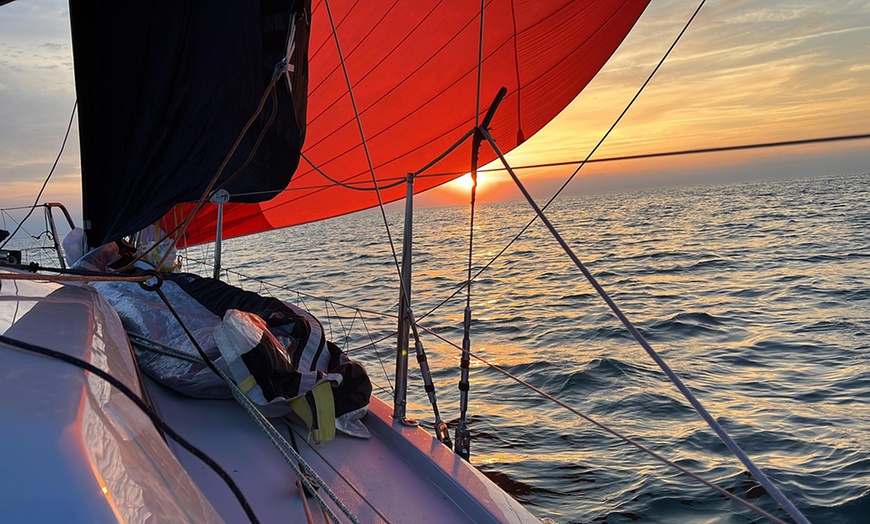 Image 11: Unvergesslicher Segeltag: Daycharter inkl. Skipper für 1 - 4 Personen