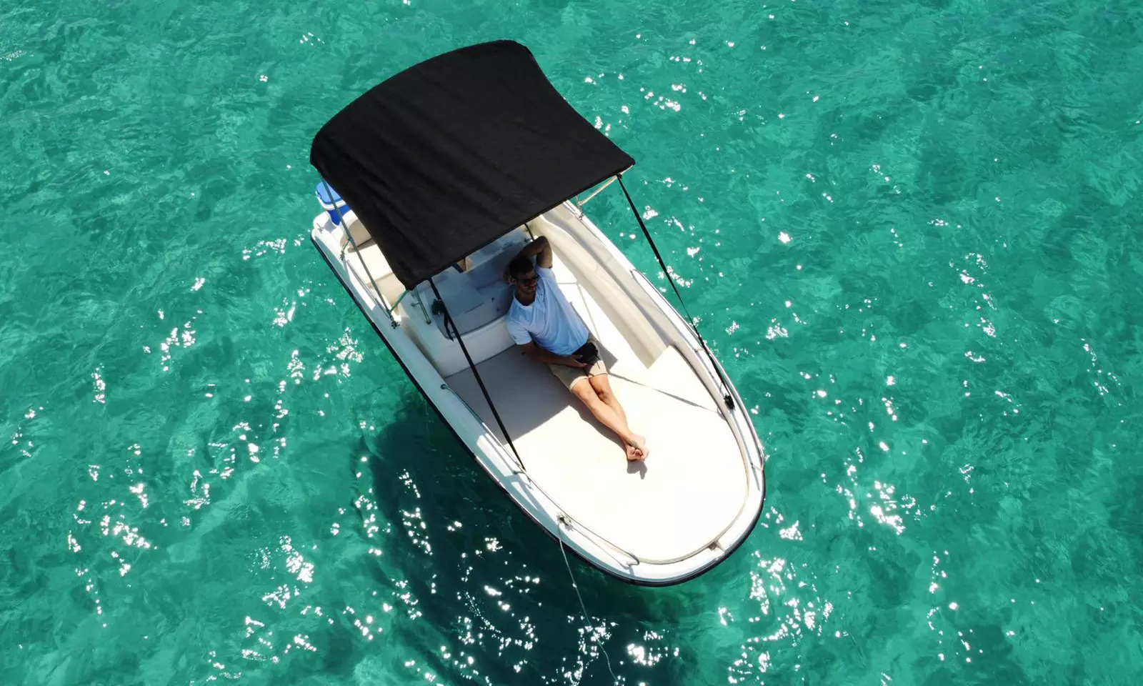 Alquiler de barco sin titulación durante 4 horas para hasta 8 personas