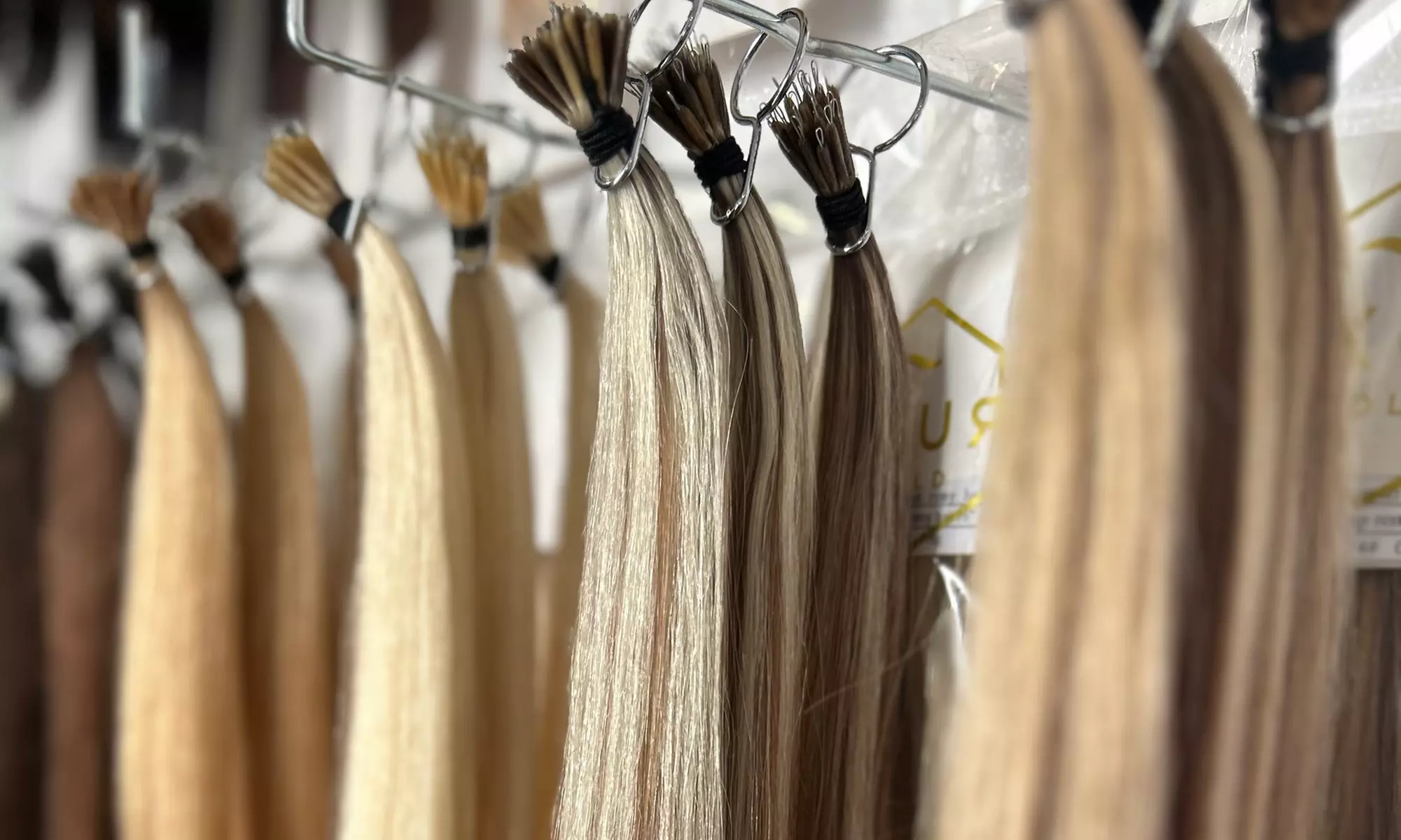 Stralend langer haar dankzij nanoring extensions met keuze voor dun of dik haar en early bird opties (tot 33% korting) - Primary Image