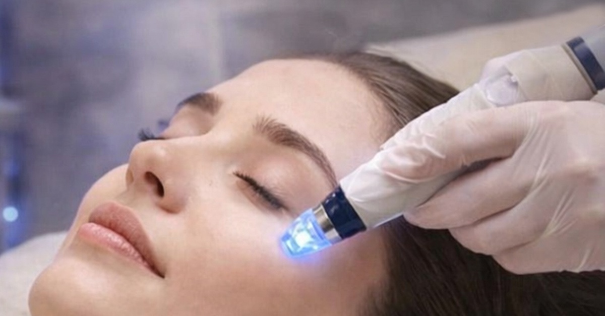 Hidrolimpieza facial con mascarilla LED en Madrid