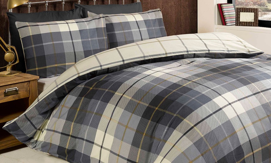 Image 1: Chequered Duvet Cover Set