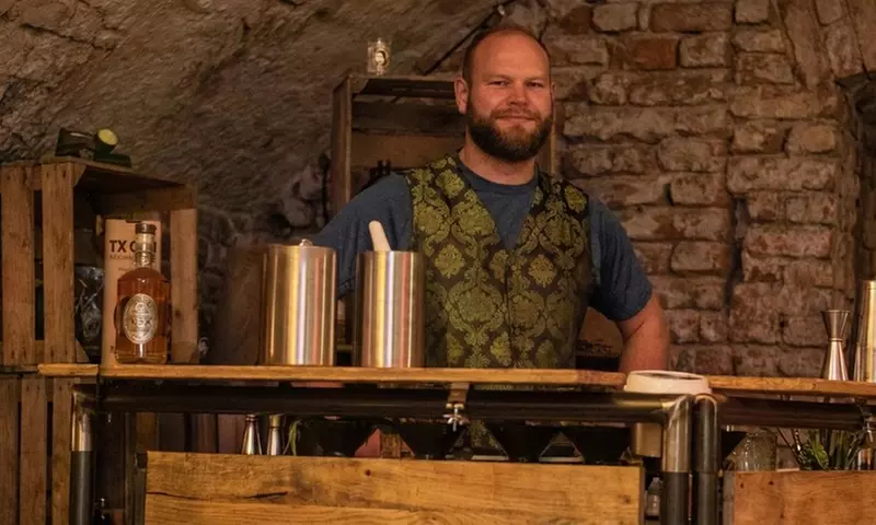 Bottom's up: gin of cocktail experience