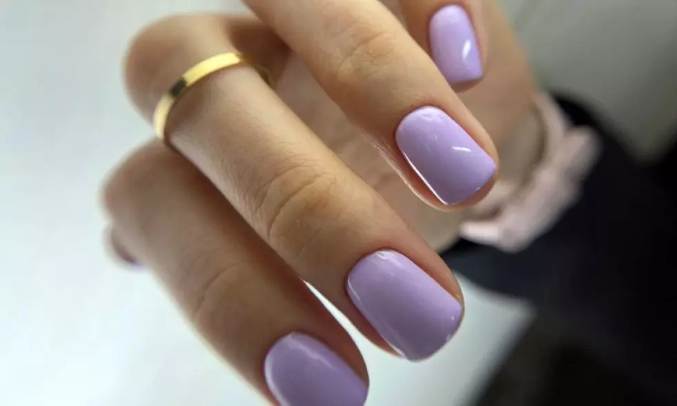 Manicura rusa con nivelación y/o pedicura con esmaltado semipermanente