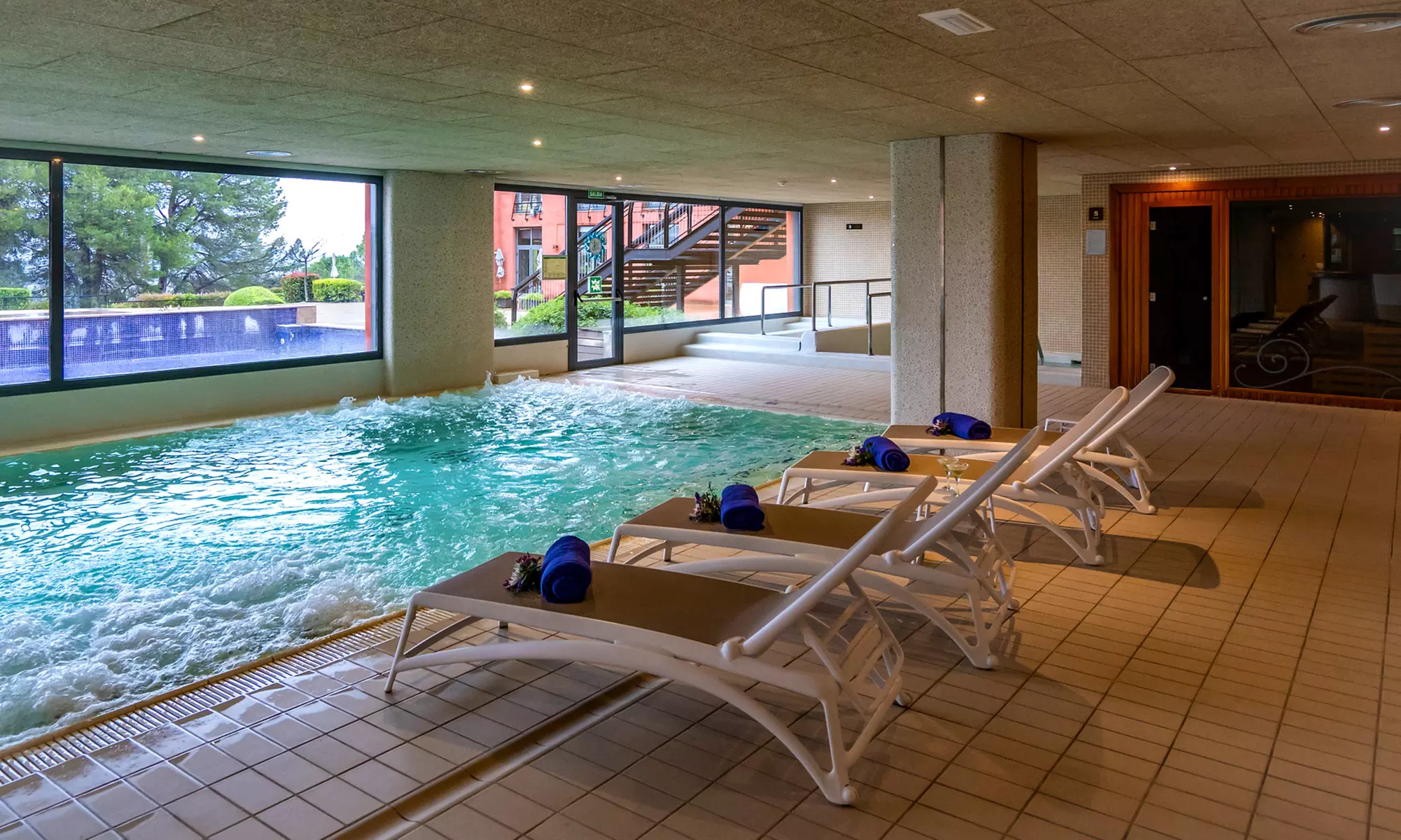 Bienestar de lujo: spa para 2 con opción a masaje y menú en resort 4*
