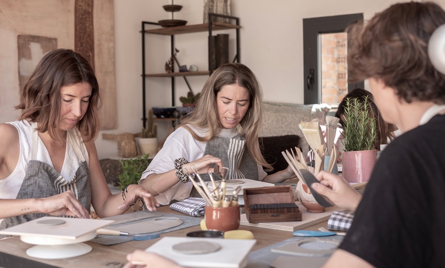 Image 6: Taller creativo de cerámica y vino Wine & Clay para 1 o 2 personas