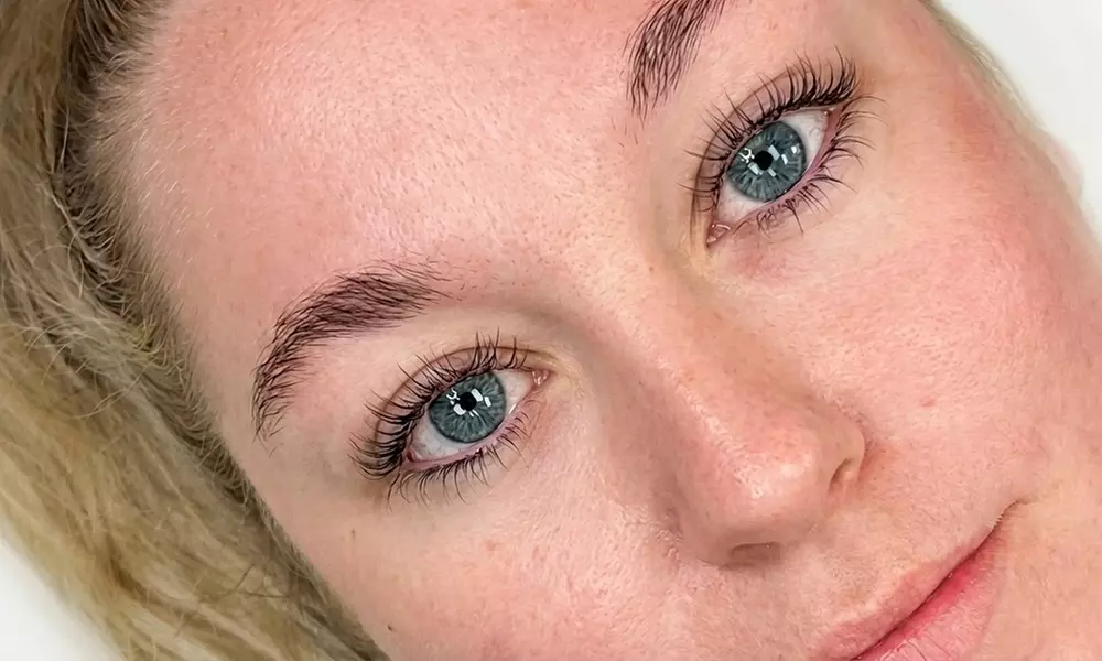 Transform Your Lashes: Eyelash Lift Treatment with Optional Tinting