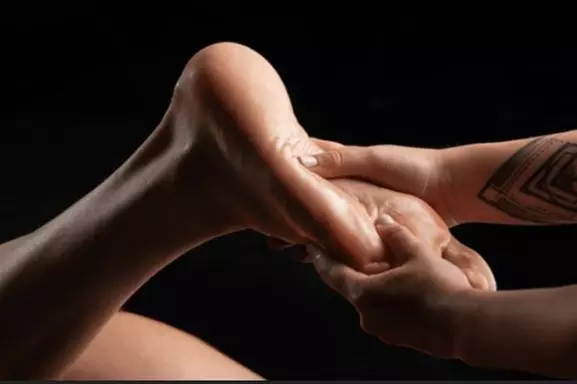 Single or Couples Full Body Massages: 60, 90 or 120 Minutes