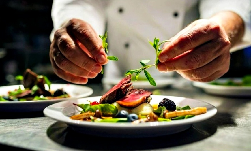 Image 2: Saveurs provençales et plats maison au Suquet Première