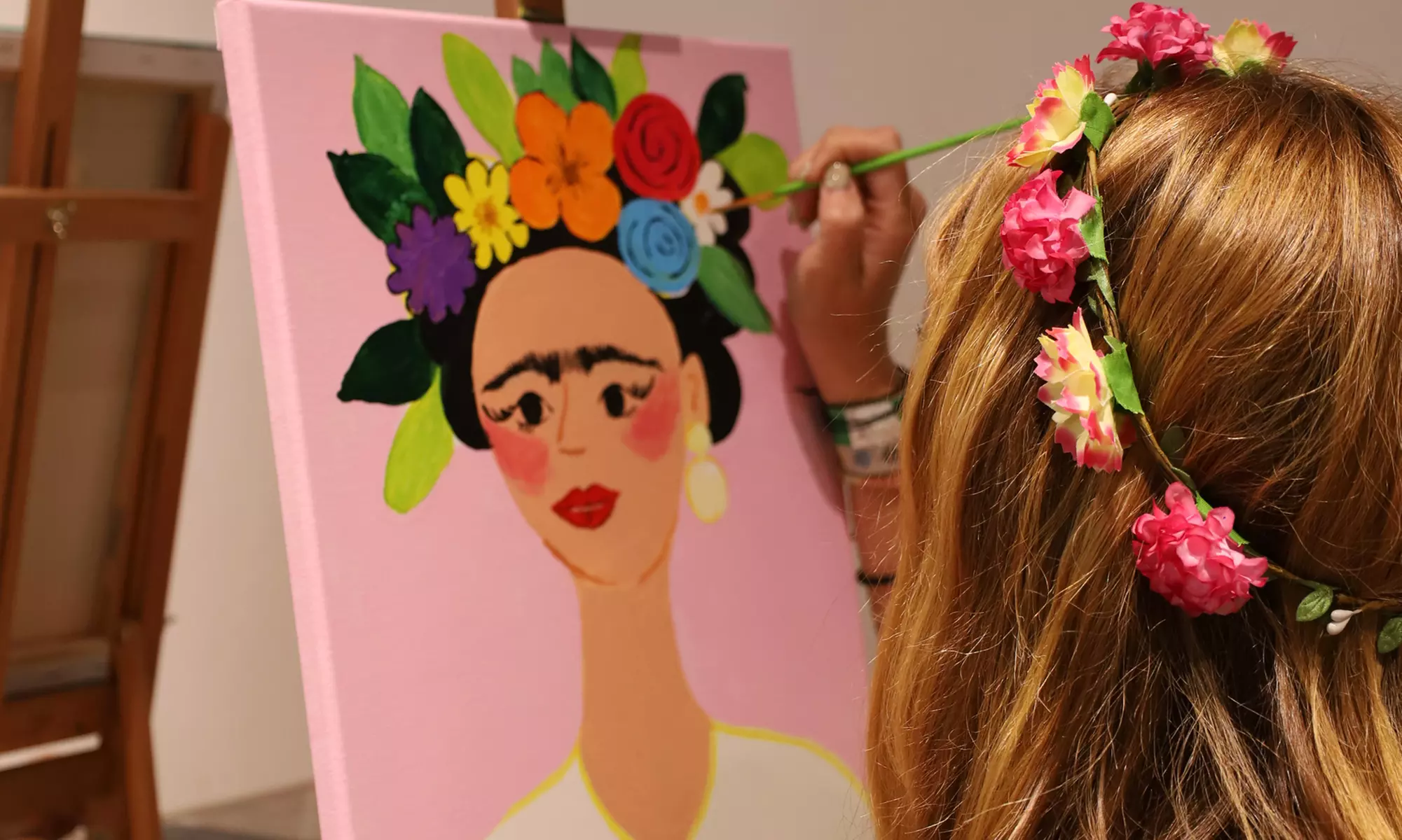 Arte, snacks y bebida en experiencias creativas o premium