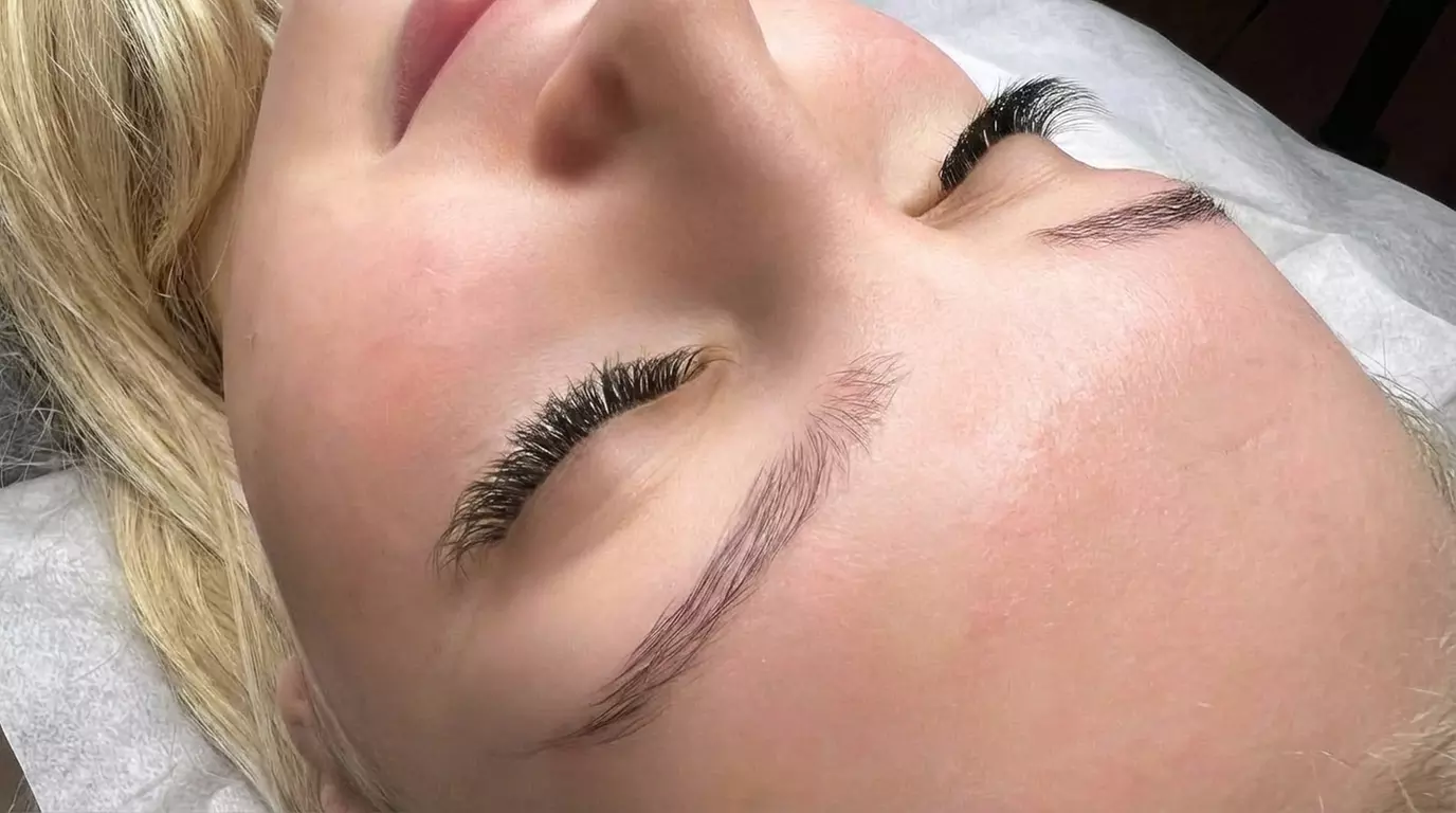 Set Wimpernverlängerungen (1:1 oder Hybrid) mit optionaler Auffüllung