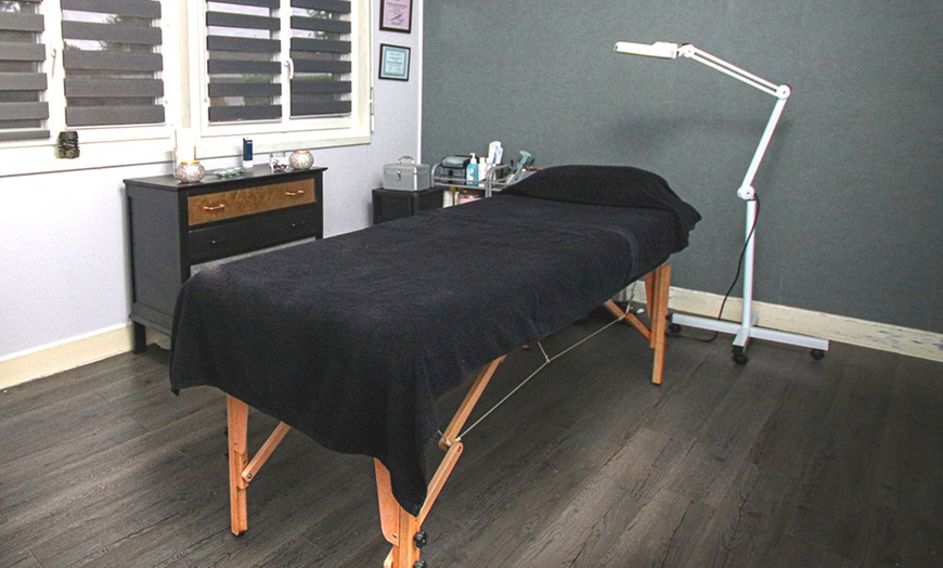 Image 2: Massage au choix entre relaxant ou à la bougie, option soin du visage