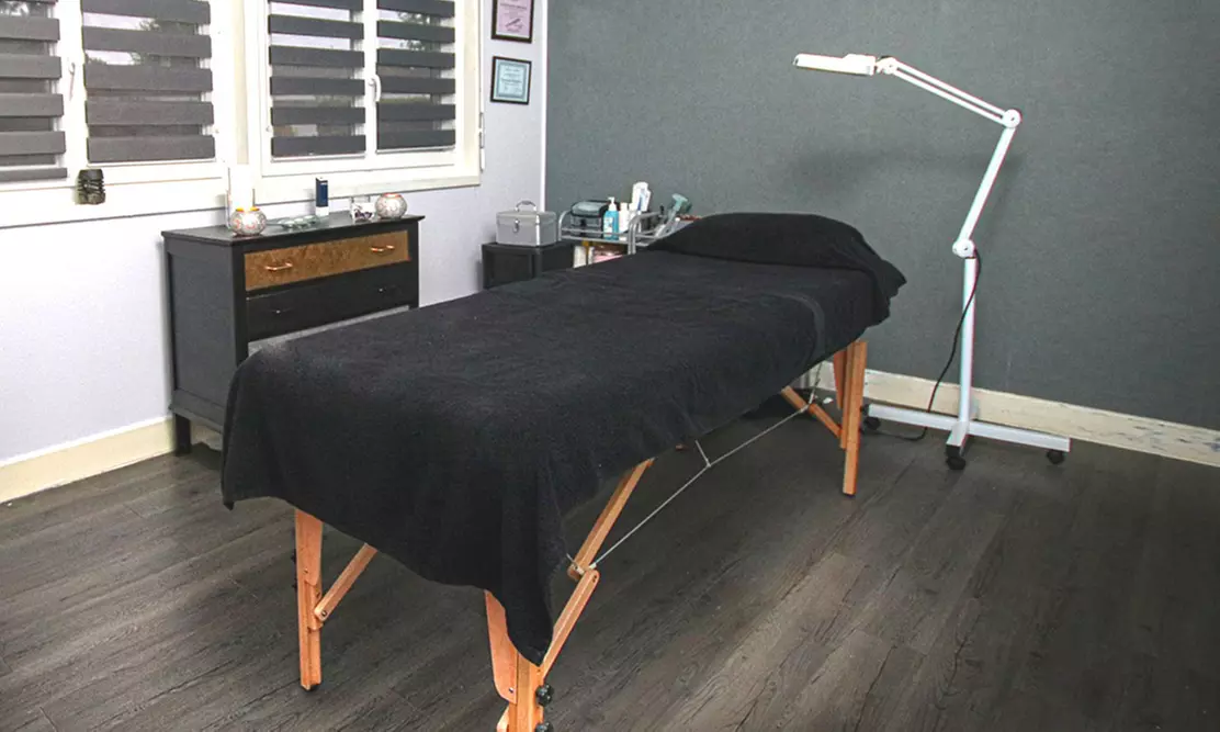 Massage au choix entre relaxant ou à la bougie, option soin du visage