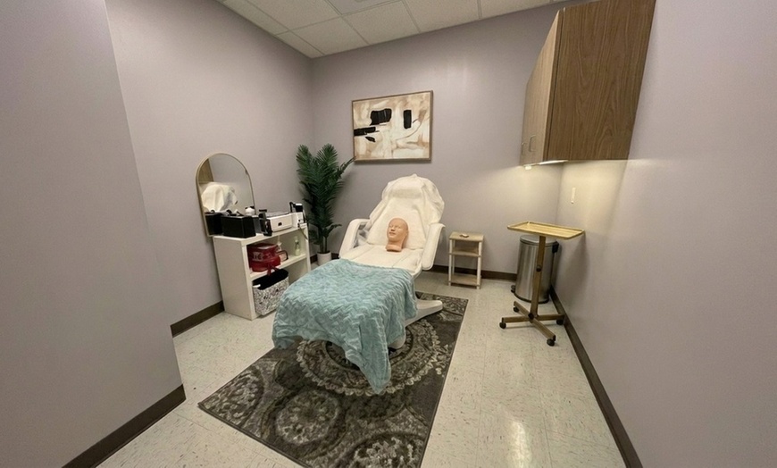 Image 3: 60-Minutes Lymphatic Drainage Massage with Aromatherapy Sauna & Drink