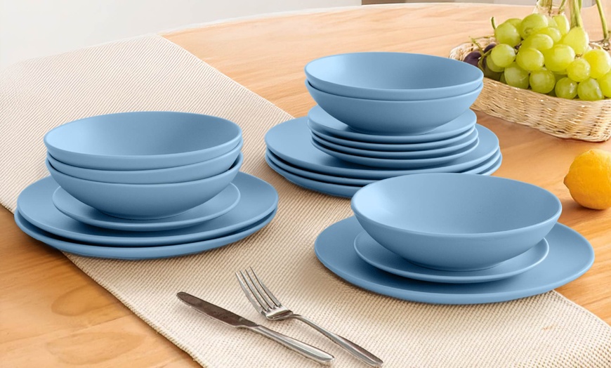 Image 7: Servizio di 18 piatti in porcellana